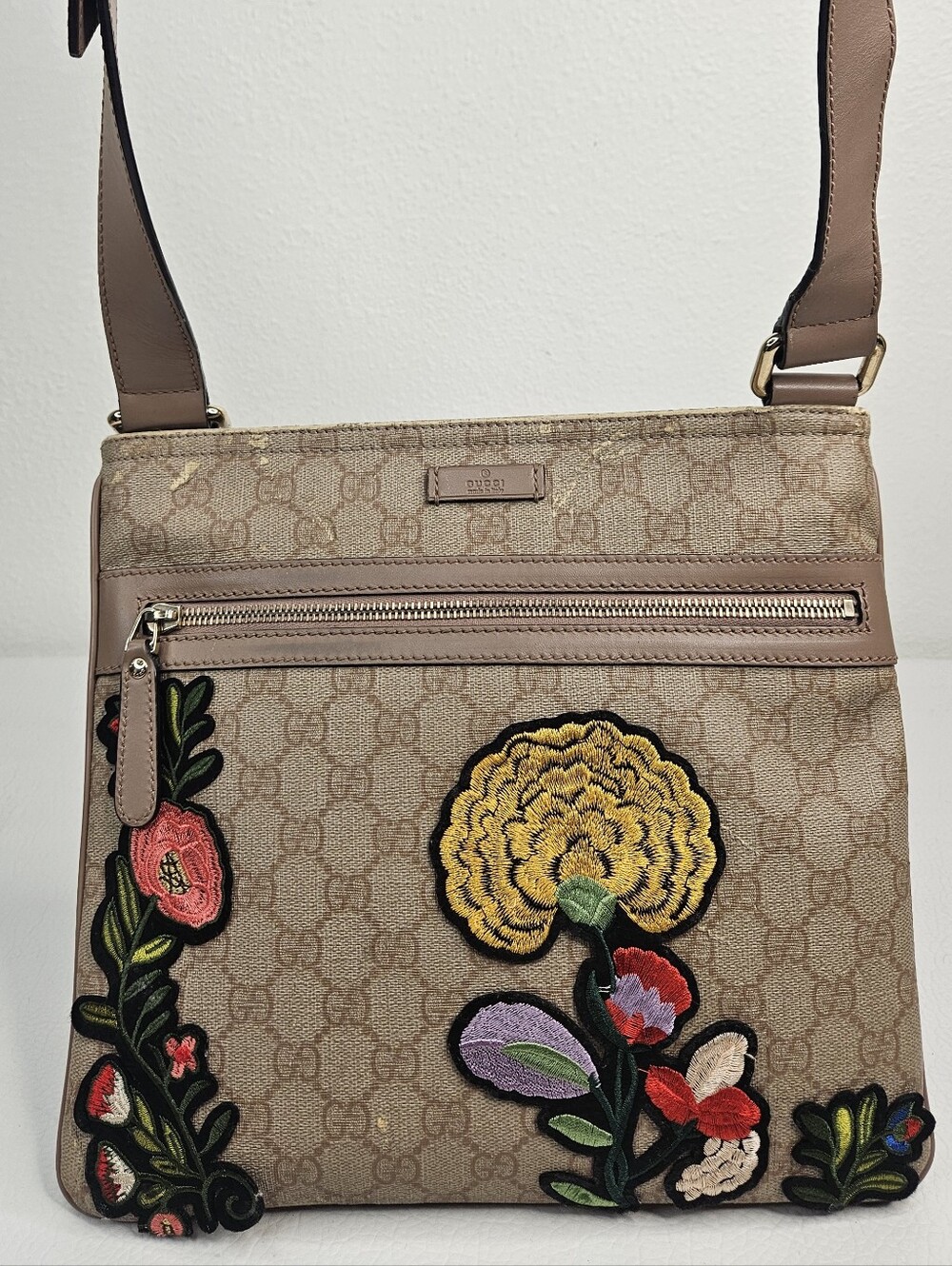 Authentic Gucci GG Supreme Canvas Floral Appliqué Crossbody Messenger Bag Beige